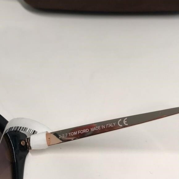 Tom Ford TF576 01B Lisa-02 Sunglasses – Black/Gold – 54mm - Picture 11 of 12